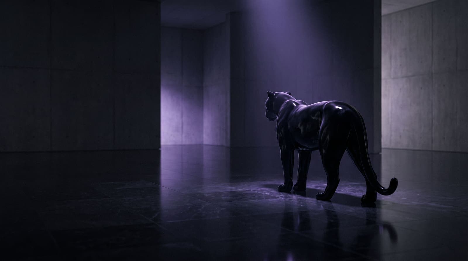 Zwarte glazen pantersculptuur in een donkere architecturale ruimte met paars licht